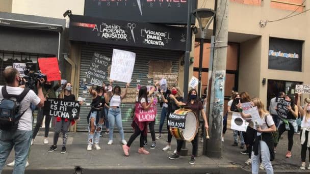 Vecinos de Villa Devoto escracharon a un peluquero acusado de violación y acoso sexual a cinco menores