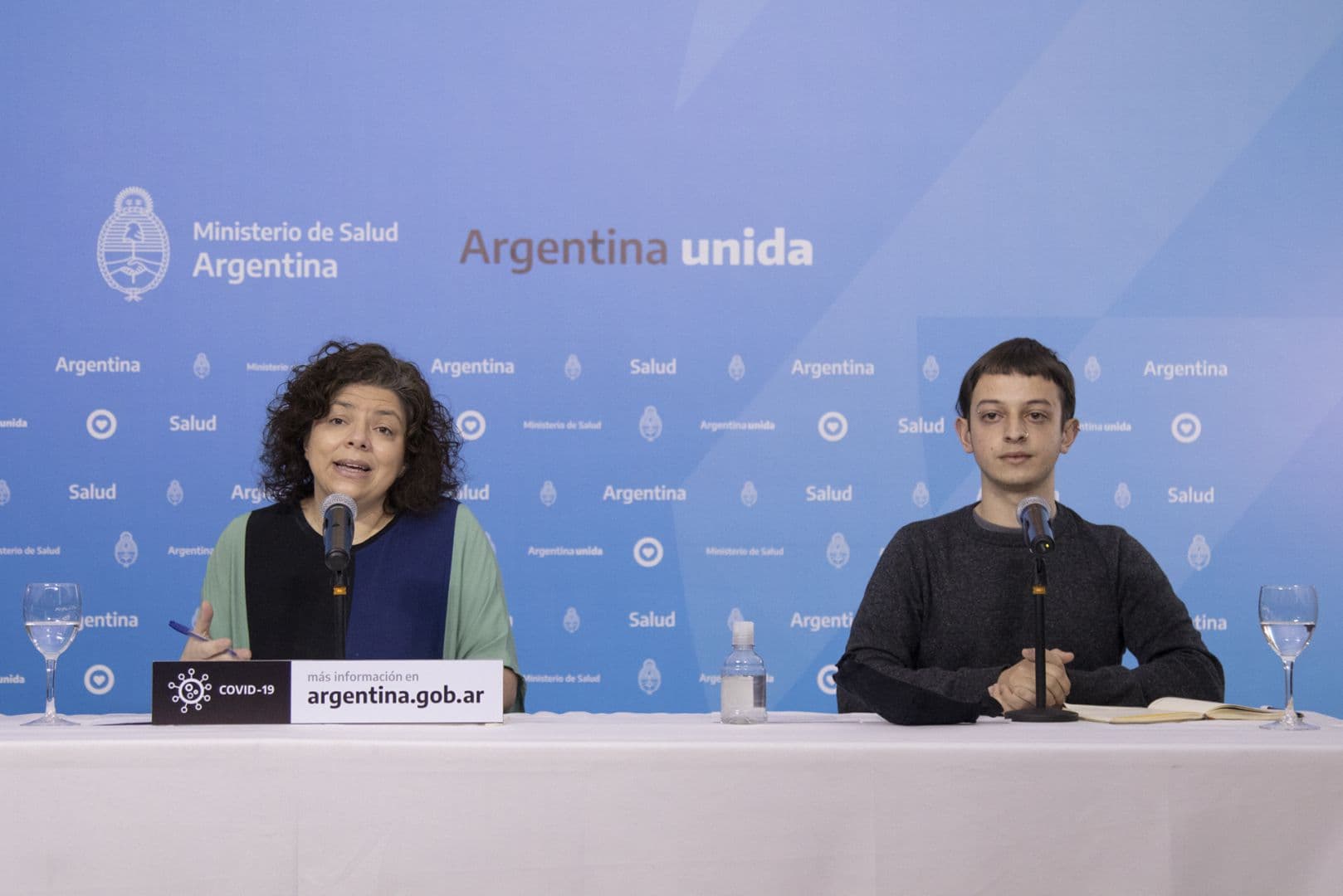 Un joven de 19 años presenció el informe diario matutino de coronavirus: «Los pibes, las pibas, les pibis, podemos ser parte de enfrentar esta pandemia»