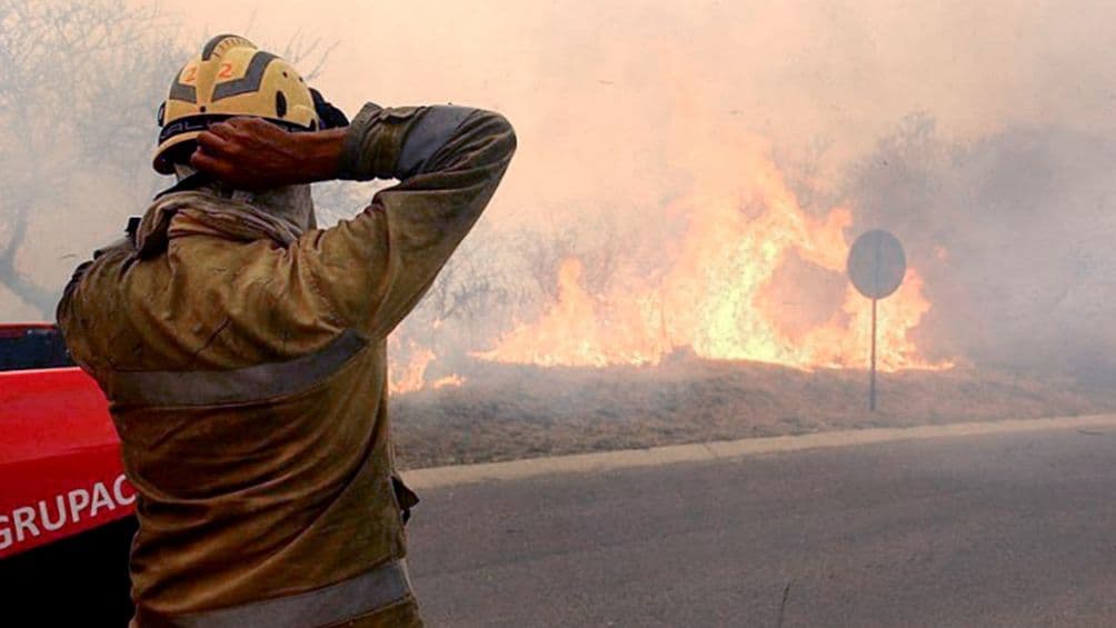 Bomberos combaten dos focos de incendios activos en Córdoba y hay cuatro detenidos