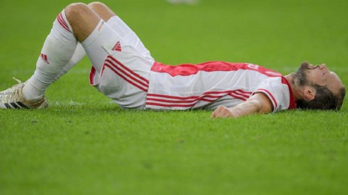 Un jugador del Ajax se desplomó en medio de un partido