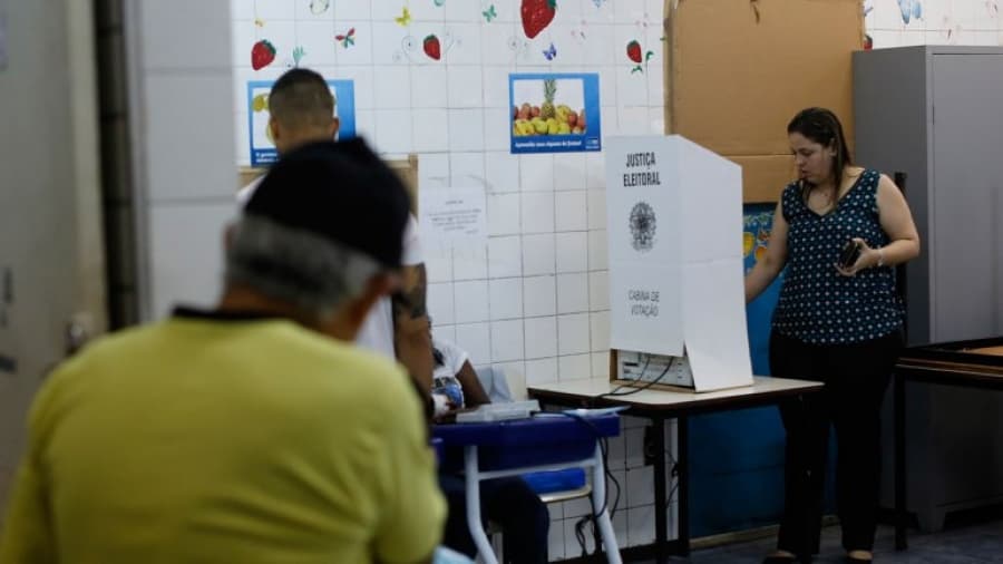 Un Brasil dividido va a las urnas a definir las elecciones más reñidas de la historia reciente