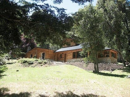 Saqueos, incendios y amenazas: el historial de violencia de la familia a cargo de la toma de terrenos en Villa Mascardi