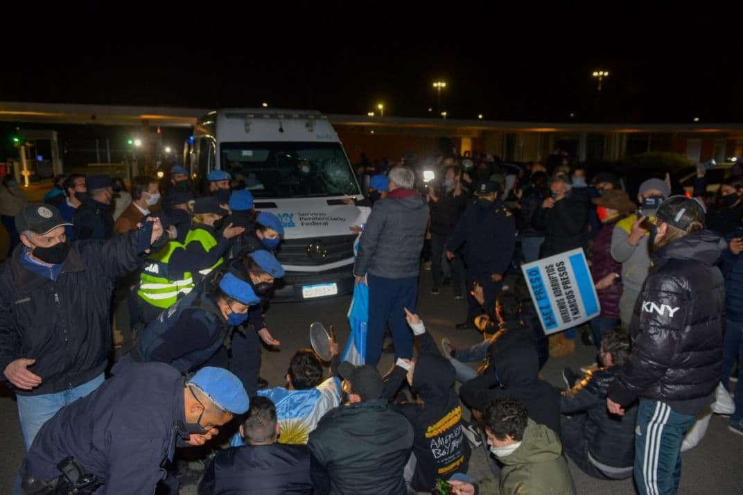 El Servicio Penitenciario Federal denunciará a los vecinos de Lázaro Báez por los daños al móvil