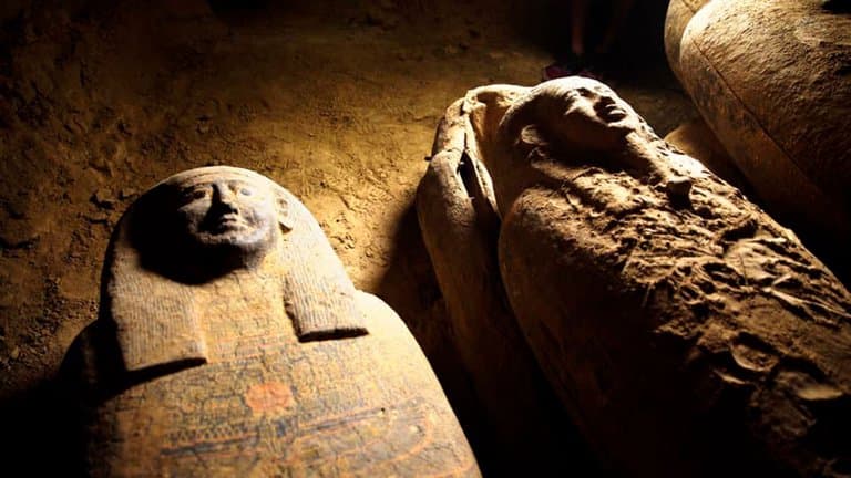 Descubrieron una tumba con 13 sarcófagos sellados e intactos desde hace 2.500 años en Egipto: “Es sólo el comienzo”