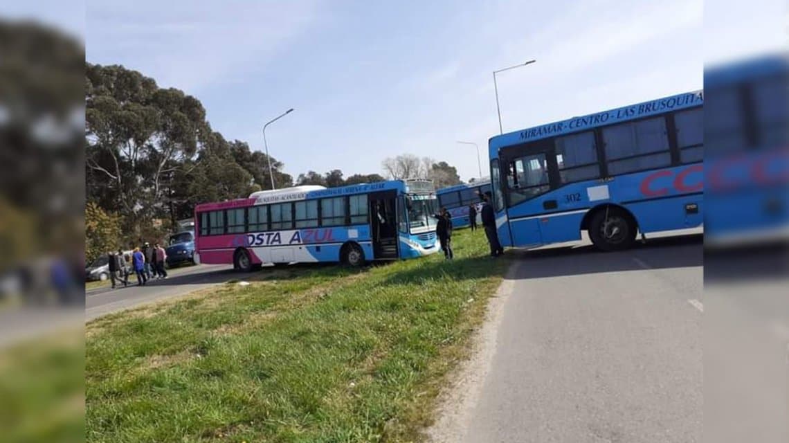 Choferes cortaron la ruta 2 en el acceso a Mar del Plata en reclamo por sueldos atrasados