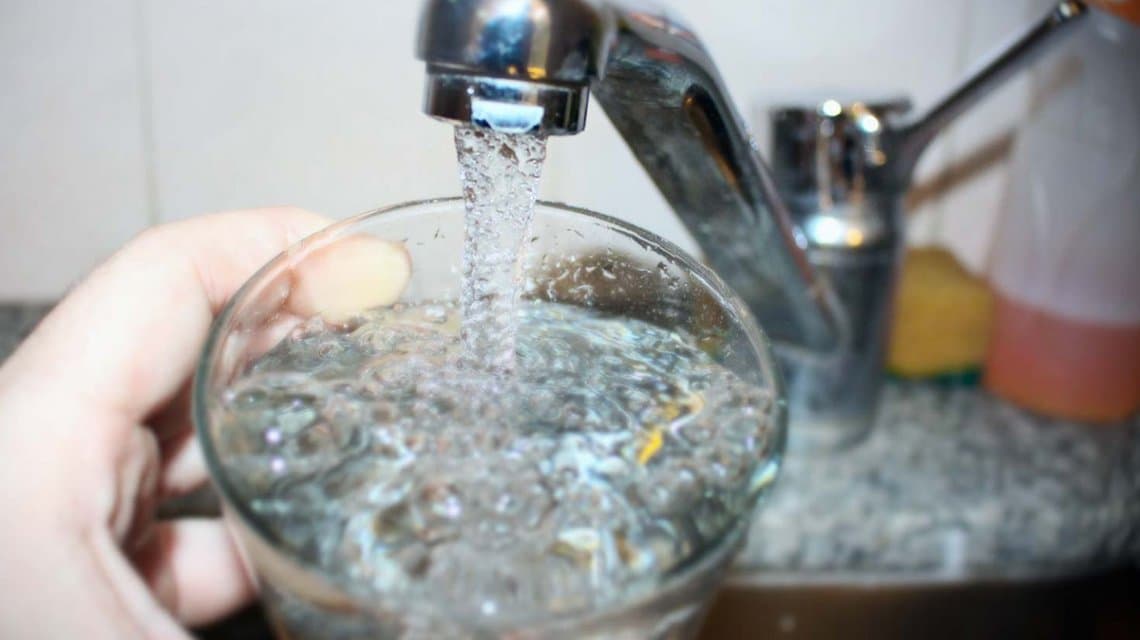Indignación por el sabor y el olor del agua: desde AySA ratifican que es «absolutamente segura»