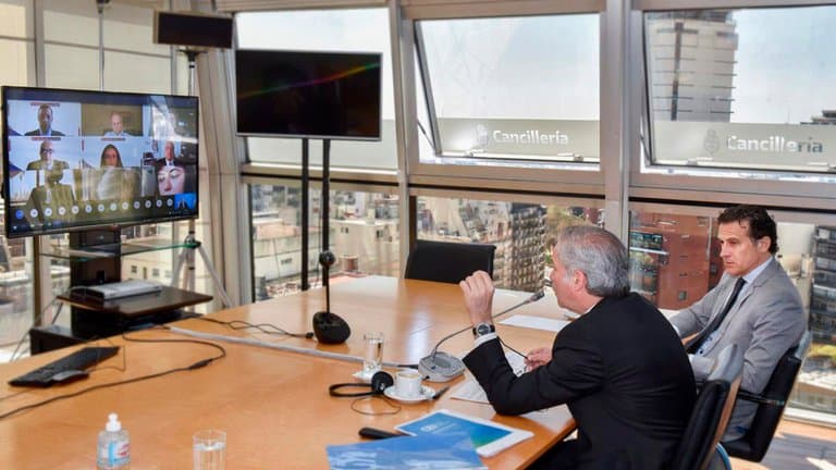Felipe Solá llamó a los países del G20 a invertir en la Argentina para lograr una recuperación económica tras la pandemia