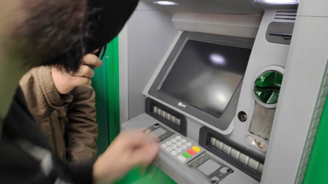 Hasta el próximo año los bancos no podrán cobrar comisiones por operar en cajeros
