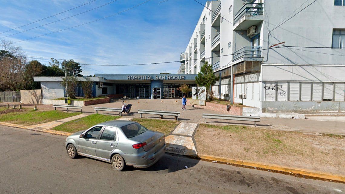 El emotivo gesto de un médico con una familia para despedir a su madre con coronavirus