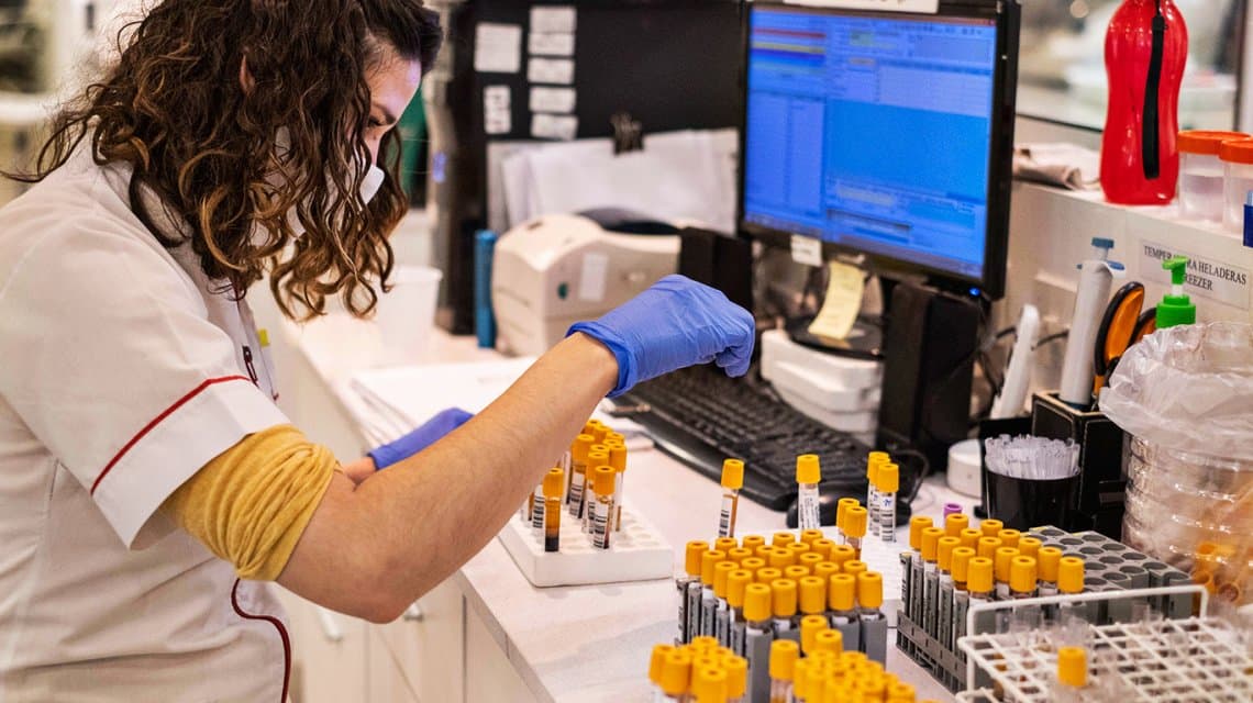 Una paciente sufrió «síntomas neurológicos sin explicación» en los ensayos de la vacuna de AstraZeneca