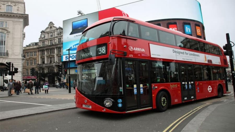 Polémica en Londres: echaron a una pareja gay de un colectivo por besarse