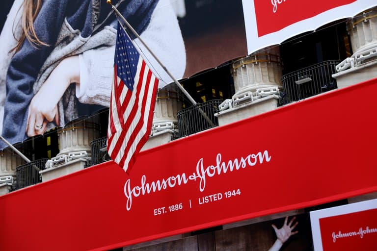 Johnson & Johnson inicia con 60 mil voluntarios la fase 3 de ensayos clínicos de su vacuna