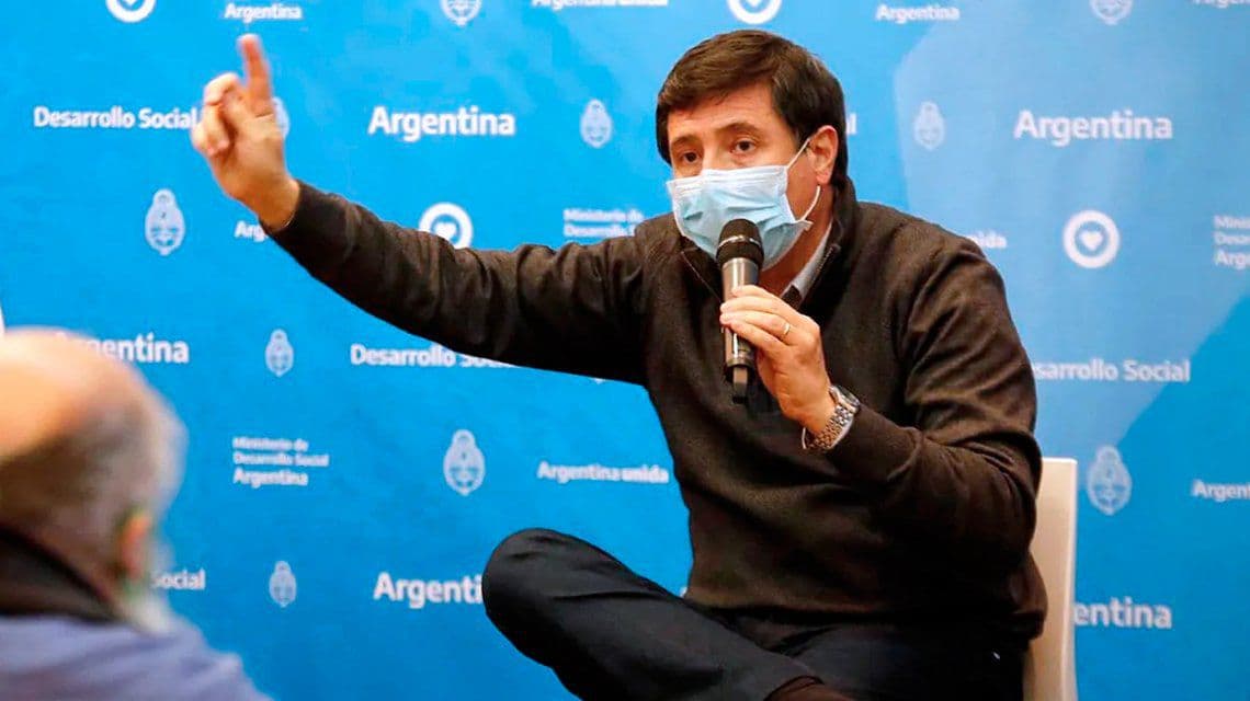 El ministro Daniel Arroyo confirmó que dio positivo de coronavirus