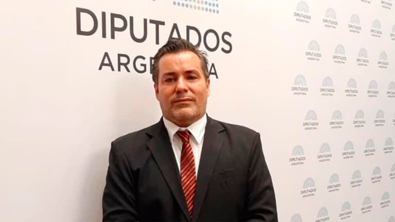 Tras la presión de Sergio Massa, el diputado que protagonizó el escándalo erótico renunció a su banca