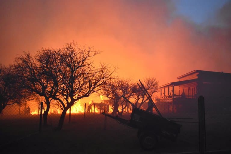 Incendios en Córdoba: el fuerte viento y la falta de humedad complicaron la tarea de los bomberos