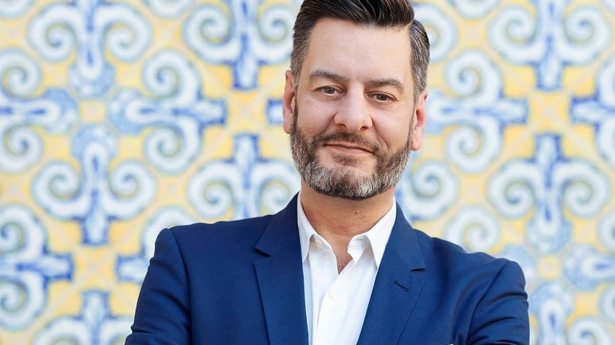 Insólito: un concejal español fingió hablar en inglés durante un discurso