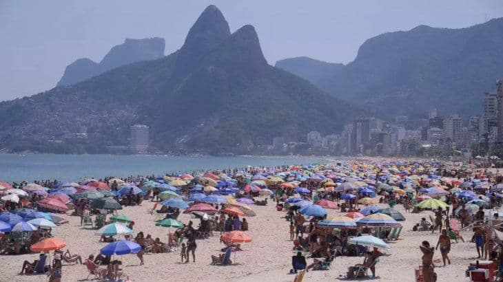 Coronavirus: las playas de Brasil se colman de gente mientras el país roza los 142.000 muertos