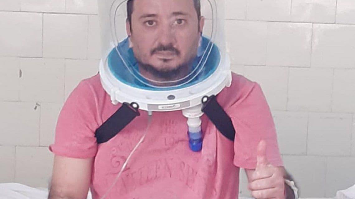 Presentaron un casco de oxígeno para evitar contagios de coronavirus en el personal de la salud