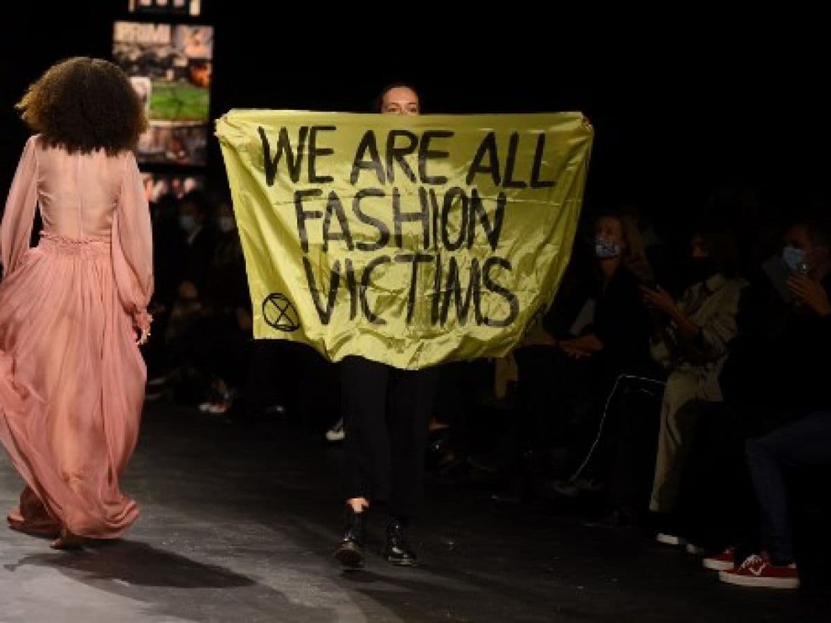 Escándalo en la Paris Fashion Week: una activista irrumpió en el desfile