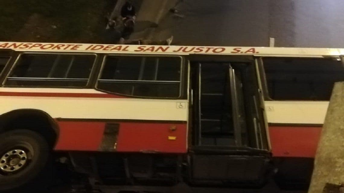 Cayó un colectivo desde un puente a la avenida General Paz