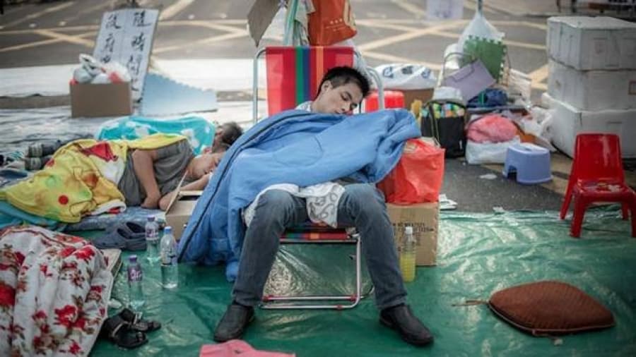 El gobernador de Hong Kong vuelve a ofrecer el diálogo a los manifestantes