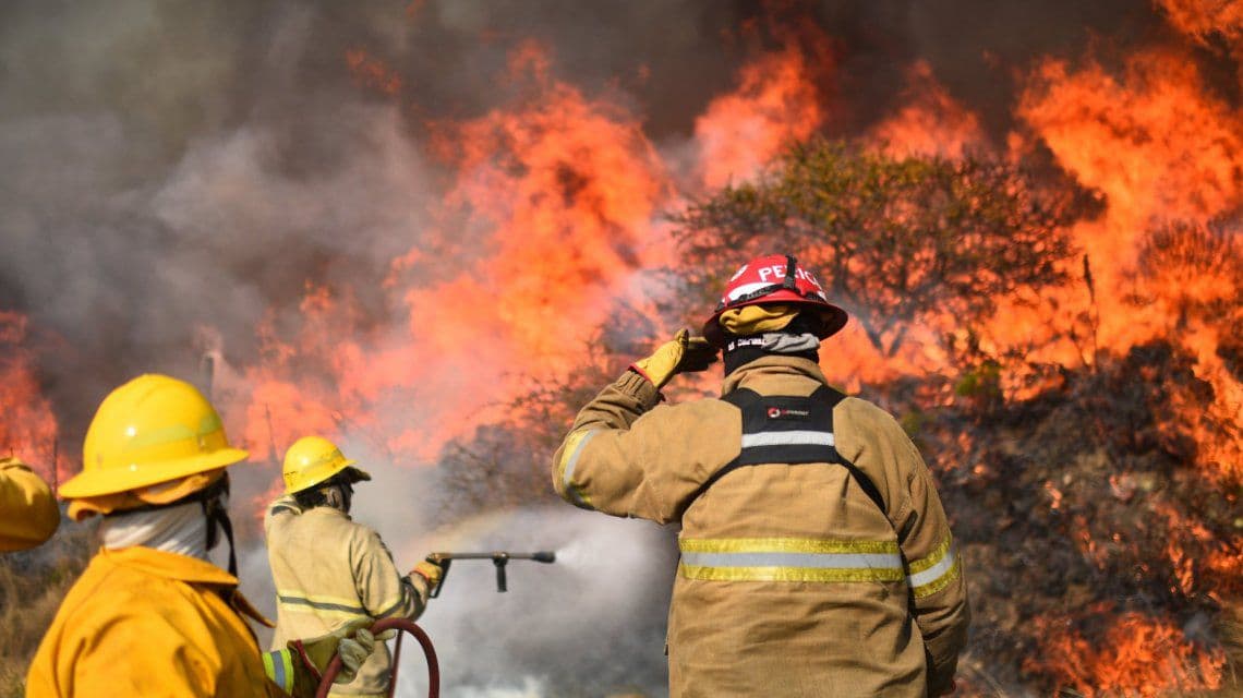 Disponen un premio de 10 mil pesos para los bomberos que combaten incendios forestales