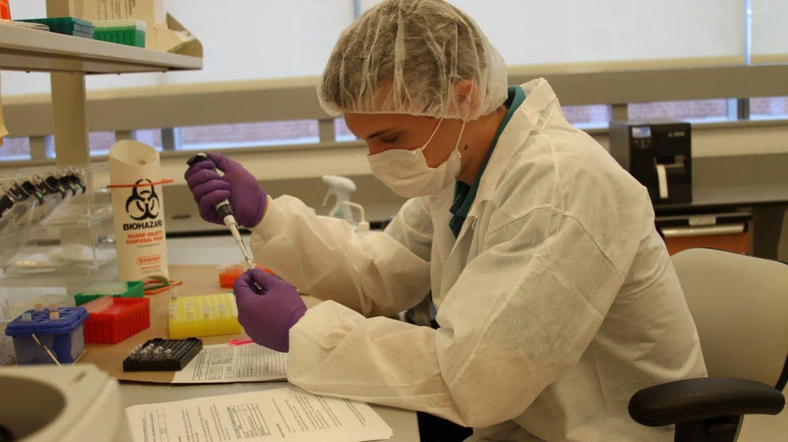 Estados Unidos: detienen un ensayo de anticuerpos contra el coronavirus por «seguridad de los pacientes»