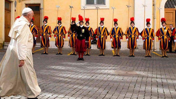 Alerta máxima en el Vaticano: ya son 11 los guardias del Papa con coronavirus