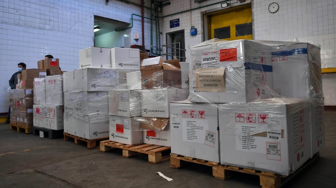 Denunciaron a ex funcionarios del macrismo por las 600 mil dosis de vacunas que dejaron vencer