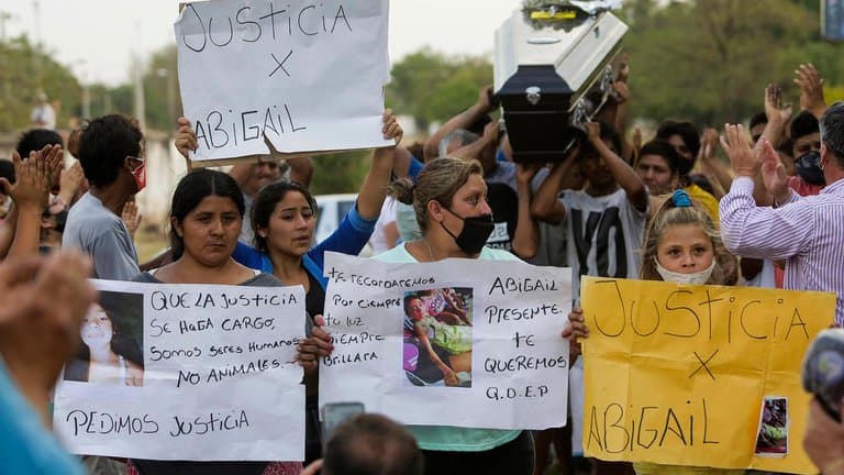 Los vecinos de la nena asesinada en Tucumán buscan al sospechoso por la zona: “Si lo encontramos primero, lo liquidamos»