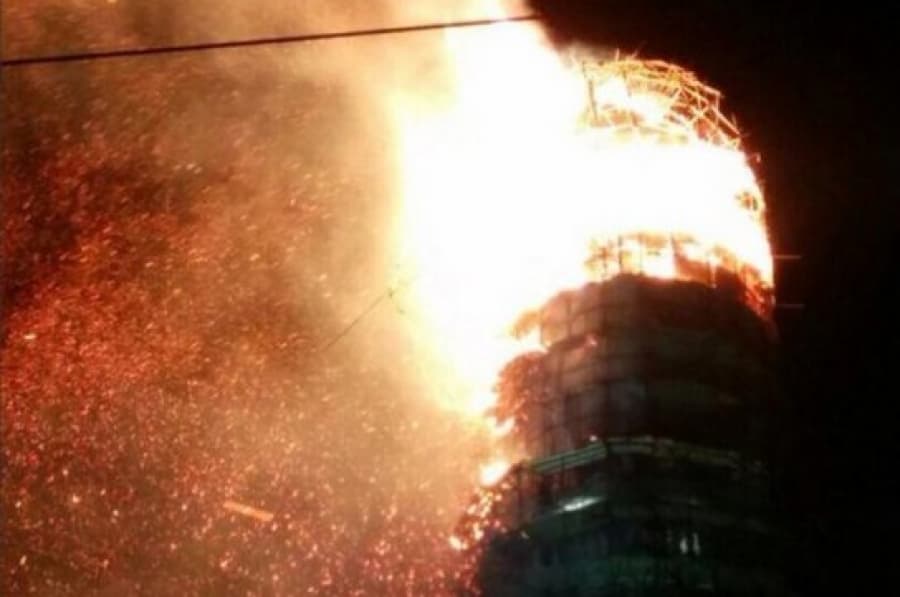 Voraz incendio en el campanario de un edificio histórico de Rusia