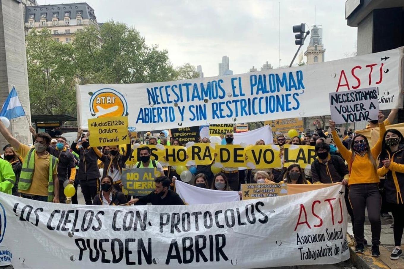 Trabajadores de FlyBondi protestaron en Plaza de Mayo: piden la apertura del aeropuerto de El Palomar