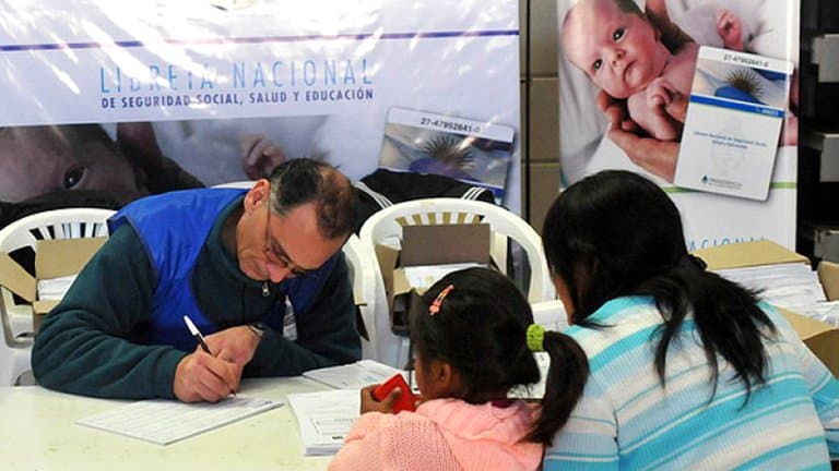 Cómo será la nueva AUH: se suman 1 millón de niños y no habrá más tope de 5 hijos para cobrarla