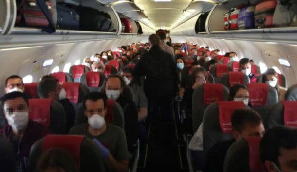 Brote de coronavirus en un vuelo: hubo contagios de 59 personas hasta 17 días después del viaje
