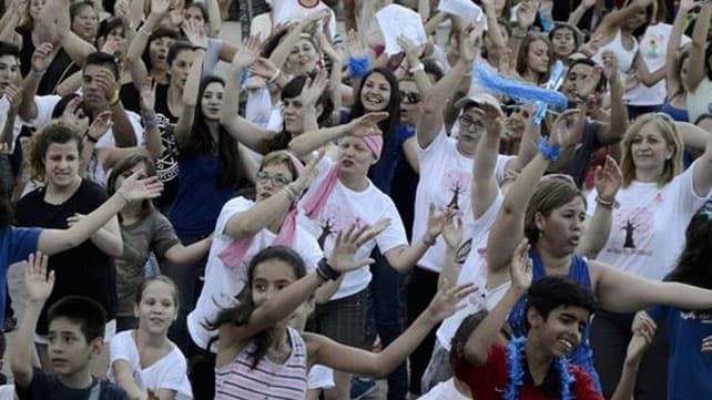 Con un baile masivo en todo el país, la gente celebró la solidaridad