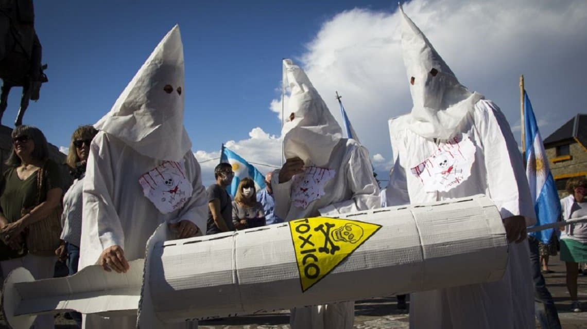 Indignante: el banderazo opositor en Bariloche tuvo hasta manifestantes vestidos del Ku Klux Klan