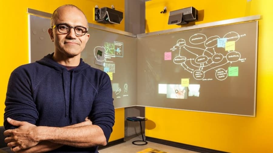 El CEO de Microsoft se disculpa por decir que las mujeres no deberían pedir aumentos