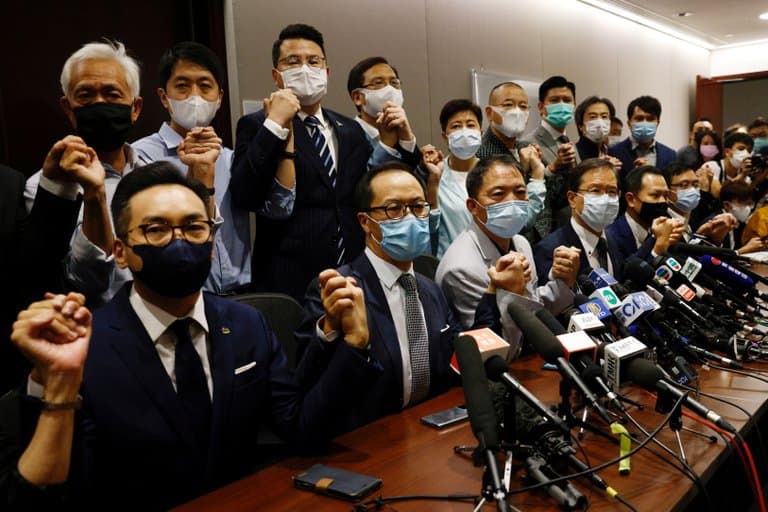 Otro golpe de China en Hong Kong: los diputados prodemocracia dimitirán tras la expulsión de cuatro de sus compañeros