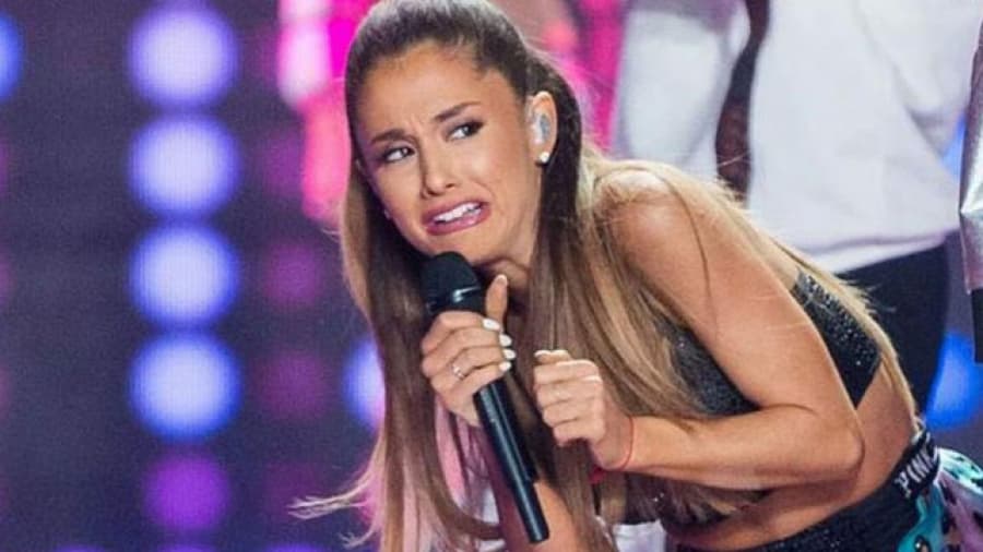 Ariana Grande recibió un golpe de un ángel de Victoria´s Secret y ya hay memes