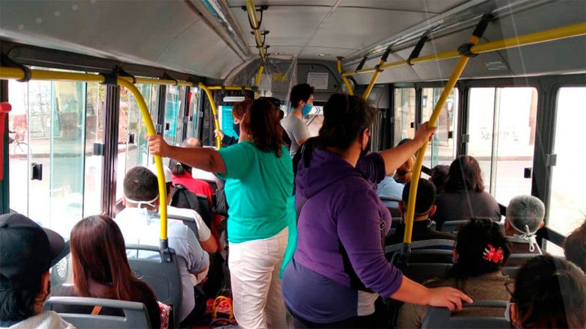 Es oficial: en hora pico pueden viajar hasta 10 personas paradas en los colectivos