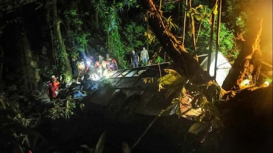 Tragedia en Brasil: un micro cayó por un barranco y murieron 49 personas