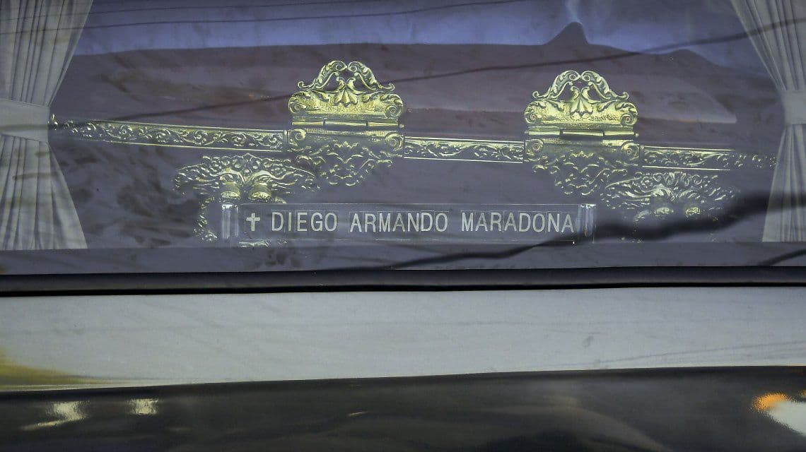 Prohíben a los medios difundir fotos del cuerpo de Maradona