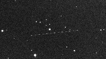 Un objeto espacial pasó rozando la Tierra y no saben qué fue