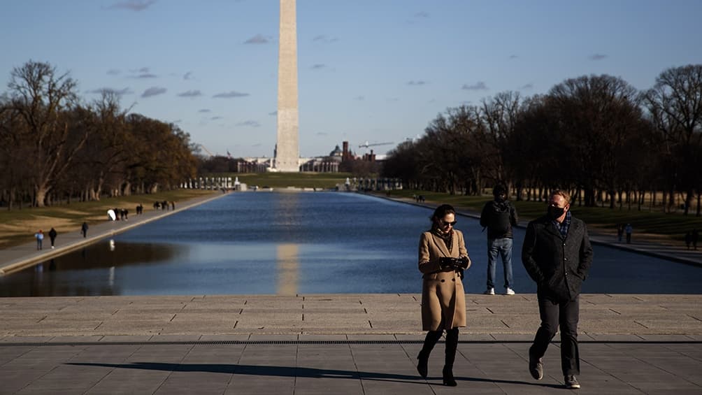 Estados Unidos vuelve a superar las 3.000 muertes, mientras aguarda otra vacuna