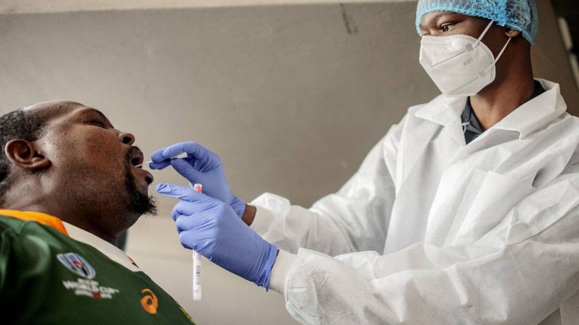 Identificaron una variante de Coronavirus en Sudáfrica que es más contagiosa entre los jóvenes