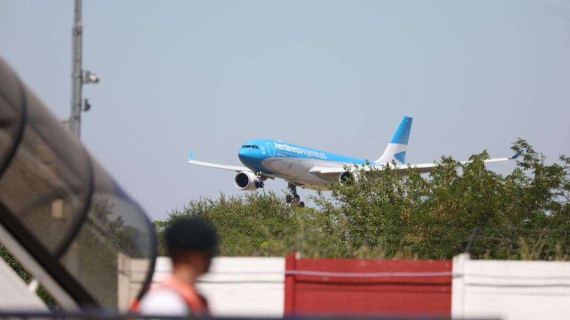 El vuelo de Aerolíneas Argentinas con la vacuna rusa arribó al país