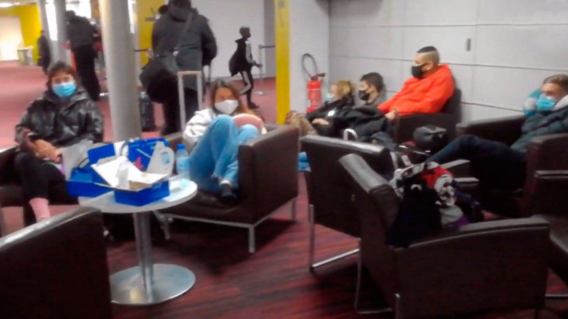 Trece argentinos quedaron varados en el aeropuerto de París