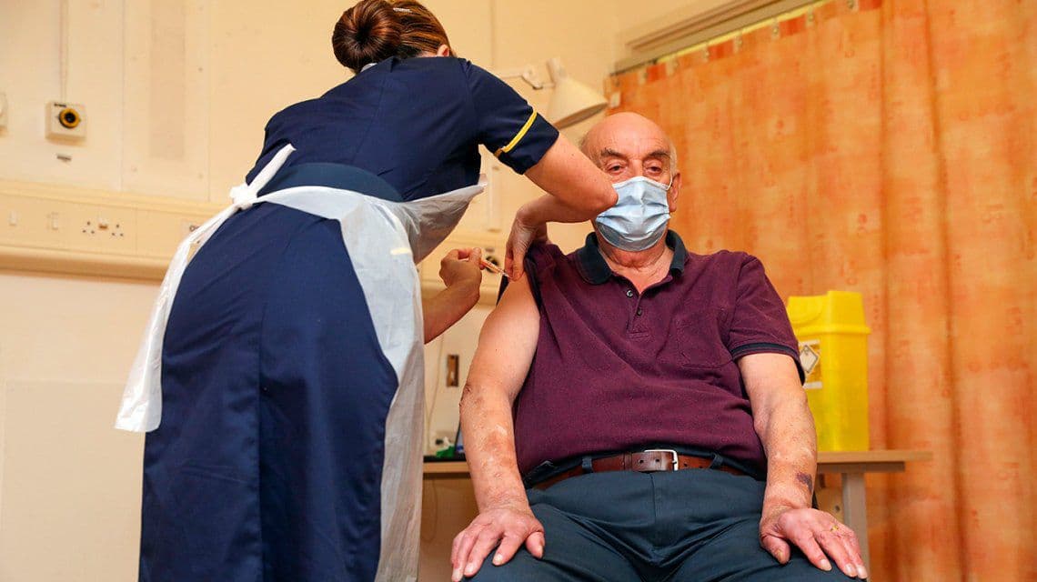 Reino Unido aplicó la primera vacuna contra el coronavirus de Oxford-AstraZeneca en el mundo