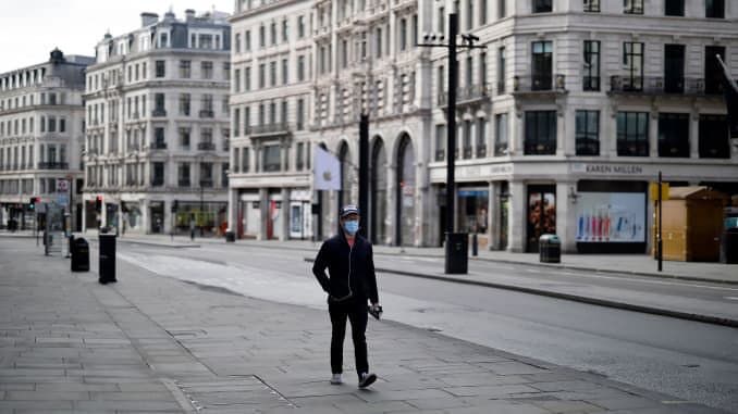 Inglaterra regresa al confinamiento estricto para evitar el colapso de su sistema de salud