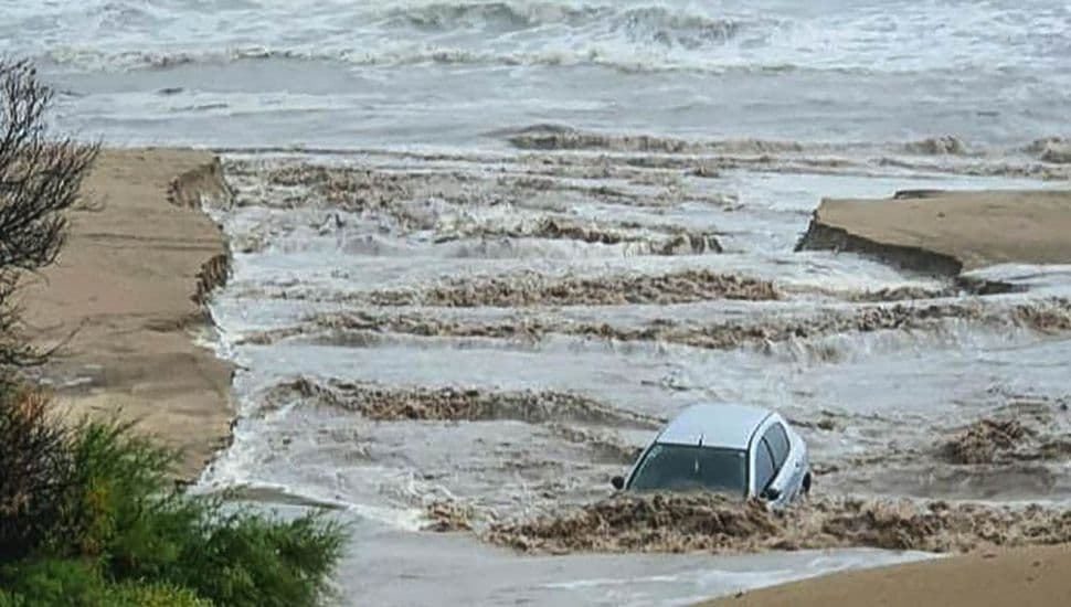 Temporal en la Costa Atlántica: calles anegadas, árboles caídos y alerta rojo